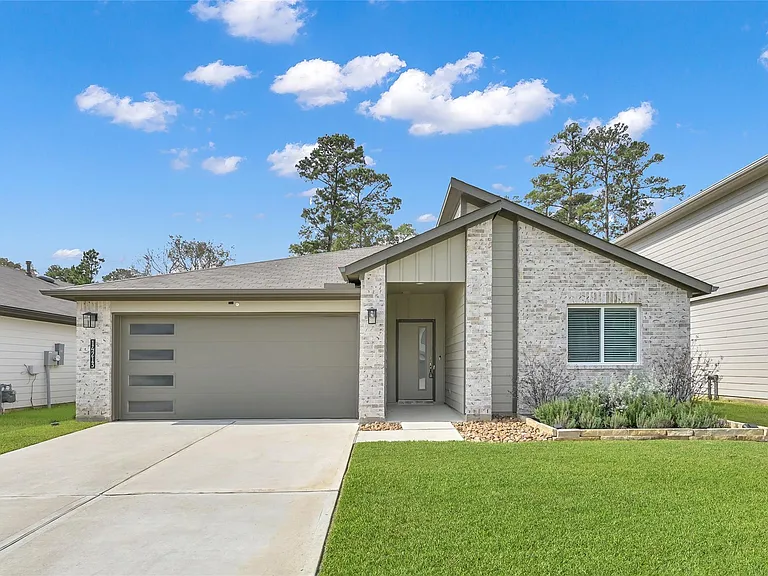 14213 Wonder Lake Ln — Photo 1