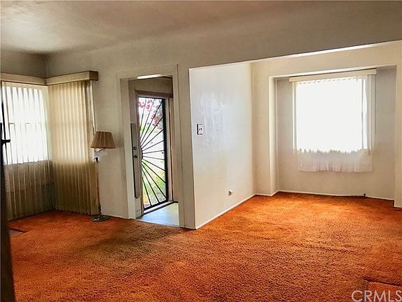 Dining area between living room and kitchen
