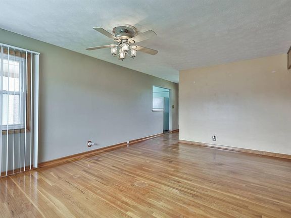 4th image of 885 Kingston Dr