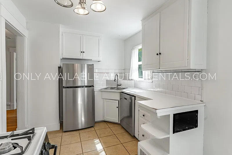 4 bed, 2.0 bath, 1600 sqft, $2,250 — Photo 4