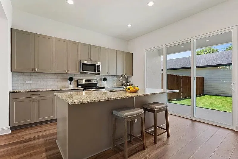 3 bed, 2.5 bath, 1878 sqft, $3,700 — Photo 3