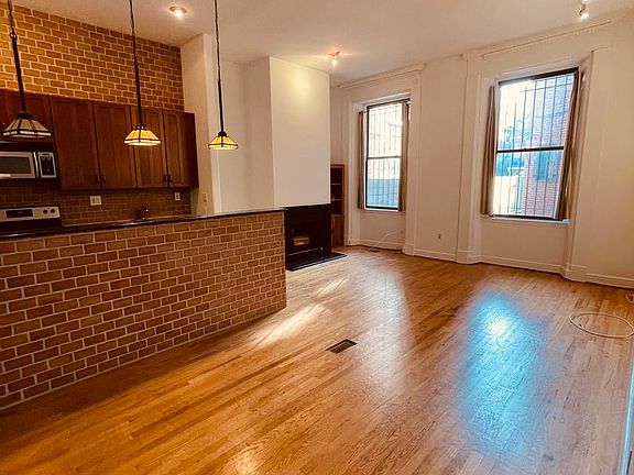 4th image of 912 Spruce St #2-1