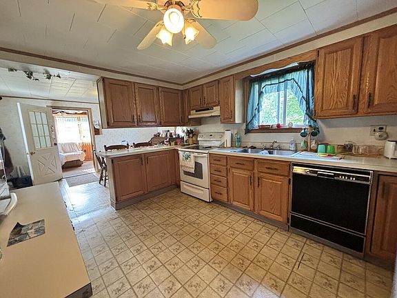 3rd image of 124 Four Seasons Rd