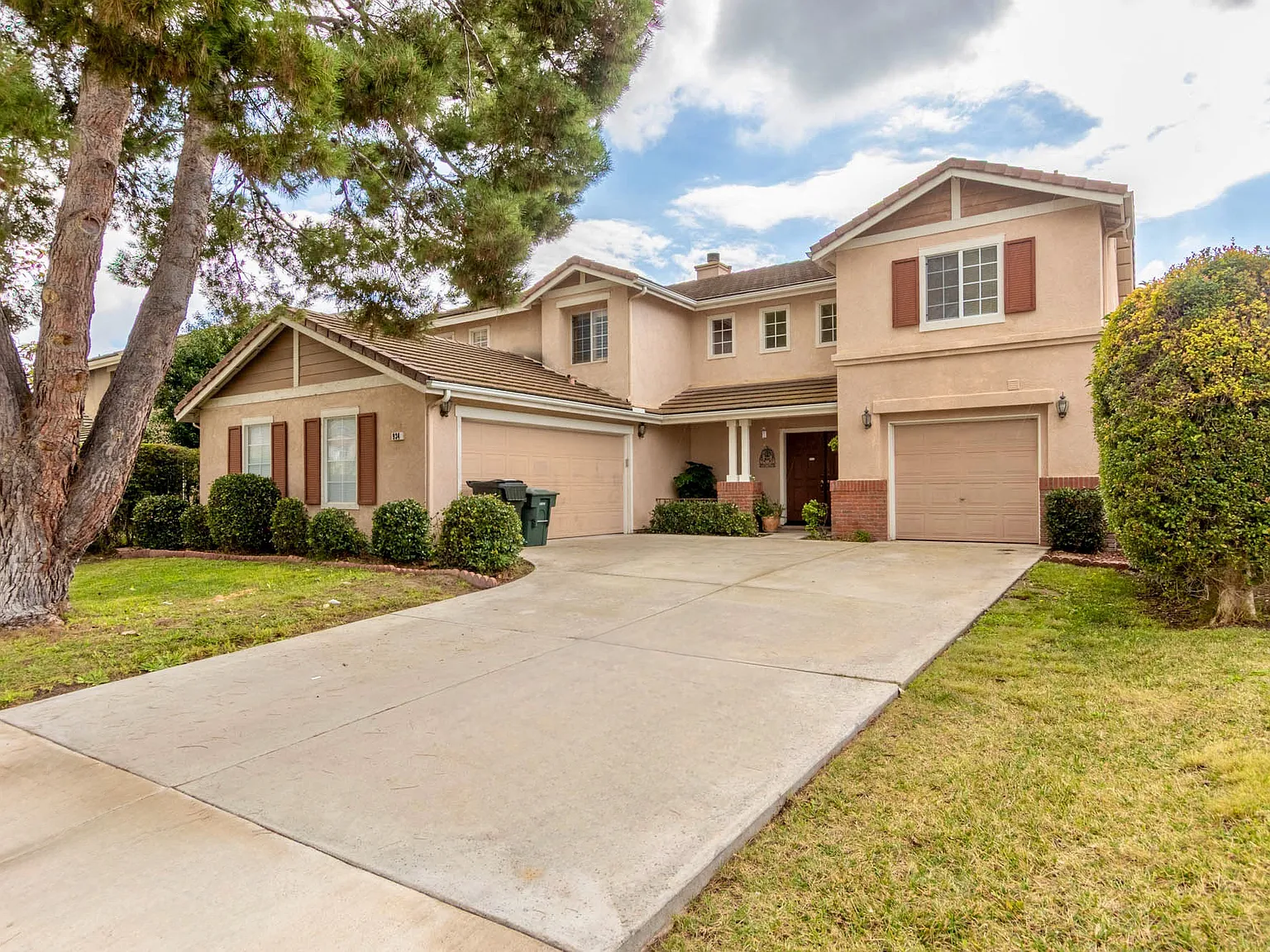 6 bed, 3000 sqft, $5,495 — Photo 2