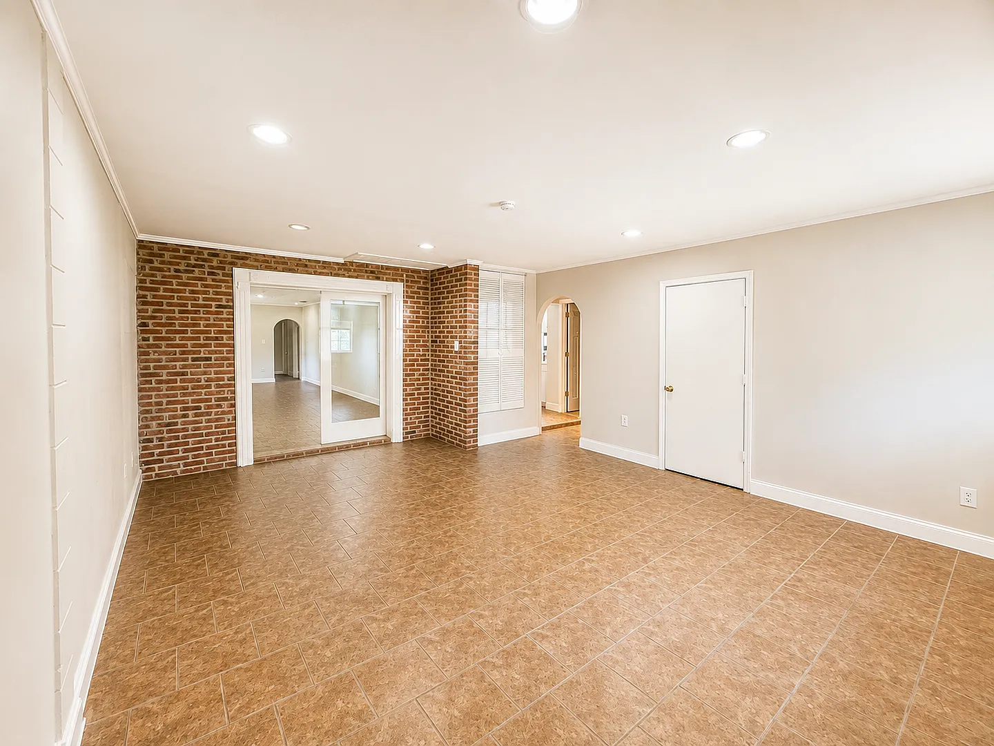 3bd 2.5ba Home For Rent! With Bonus Space! — Photo 4