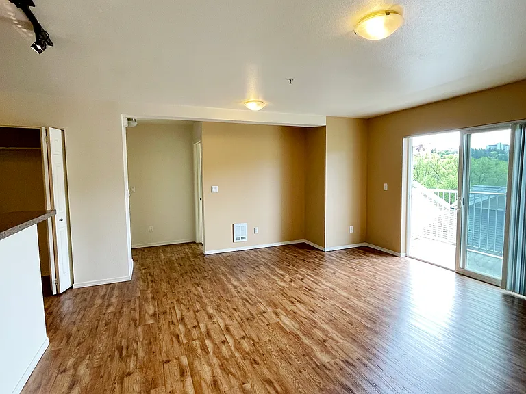 422 NE Maiden Ln #8 — Photo 7