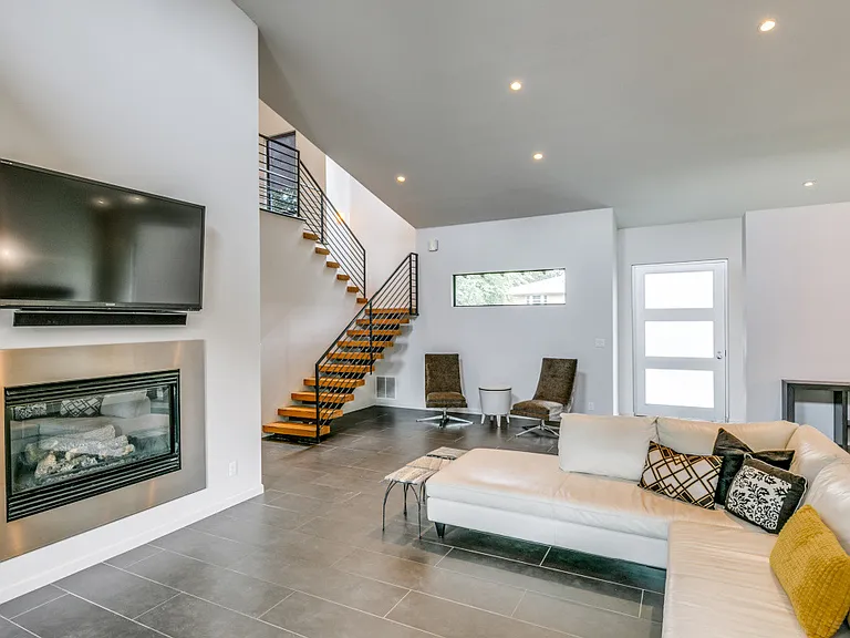 919 Knott Pl — Photo 3