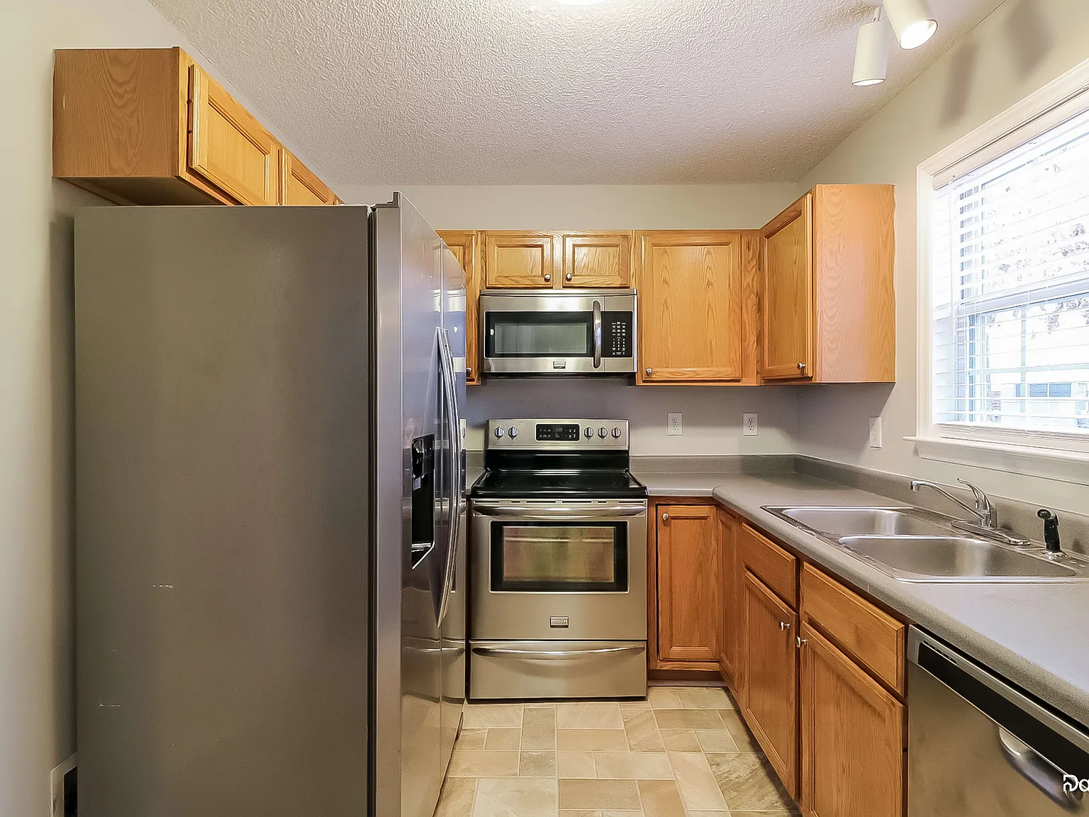 3 bed, 2.0 bath, 1290 sqft, $1,855 — Photo 2