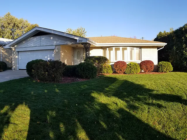 9237 S Tripp Ave photo 1