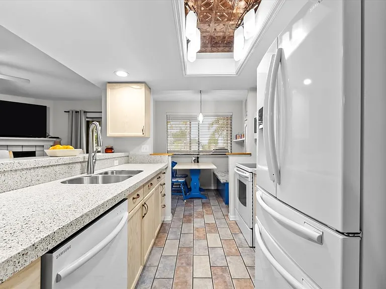 2392 Hanover Dr — Photo 15