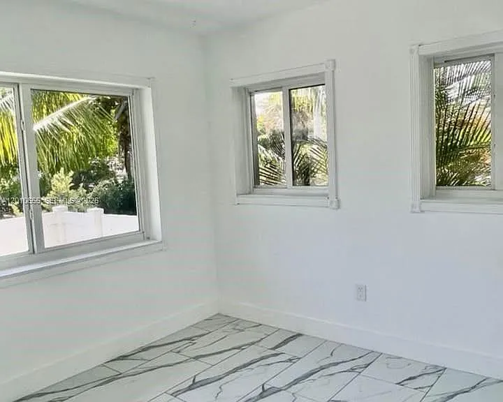 15925 NE 18th Ave — Photo 19