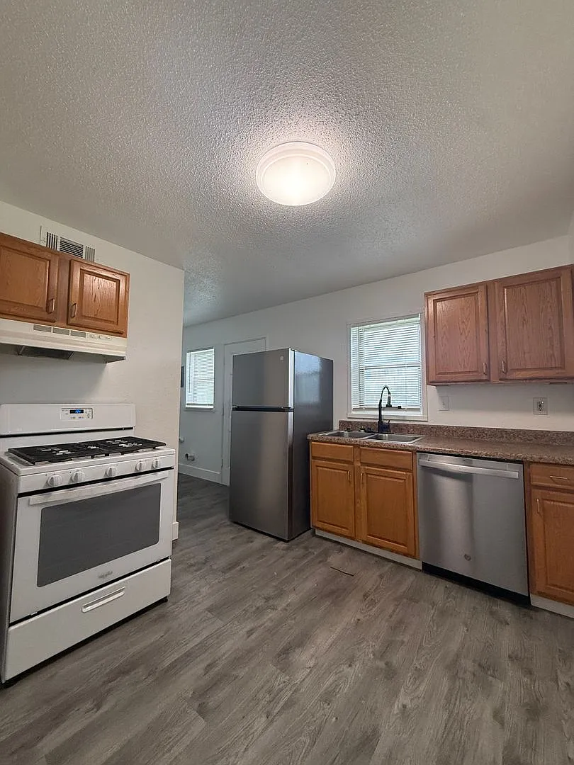 9523-9525 Charlotte St — Photo 3
