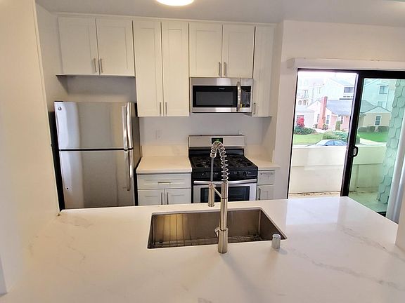 4th image of 1824 Barry Ave #3