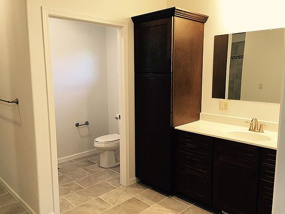 Mstr bath w/ 2 vanities