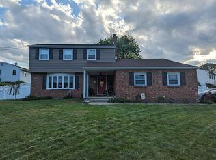 28 W Split Rock Dr, Cherry Hill, NJ 08003