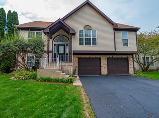 1124 Clover Hill Ln, Elgin, IL 60120