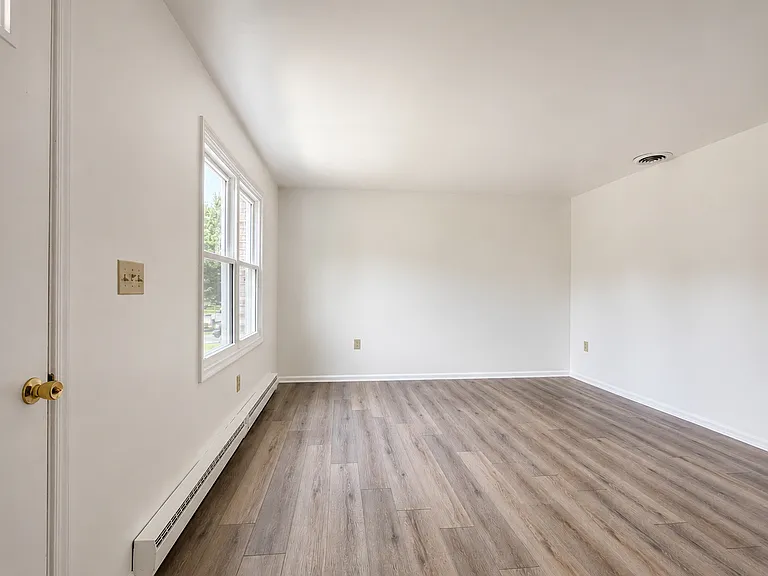 132 Marion Ter — Photo 5