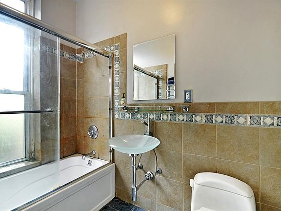 2nd image of 527A Macon St APT 1