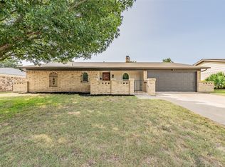 1413 Lamplighter Ln, Edgecliff Village, TX 76134
