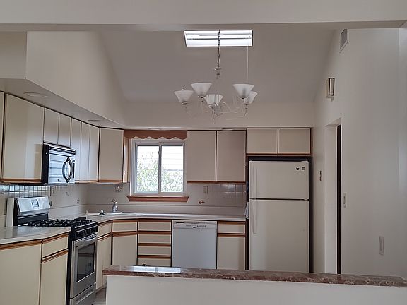 3rd image of 93 Litchfield Ave