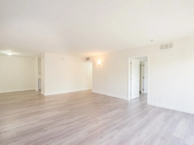 2041 N. Commonwealth Ave. — Photo 6