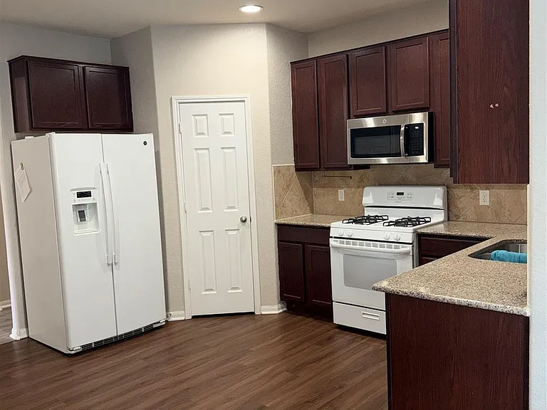 2227 Sanders Brook Dr — Photo 6