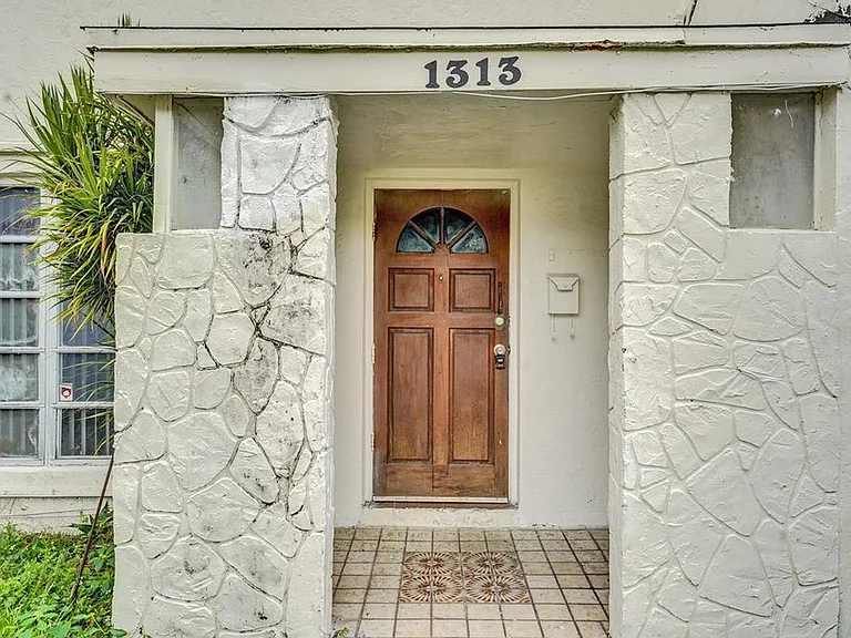 1313 Seaview — Photo 1