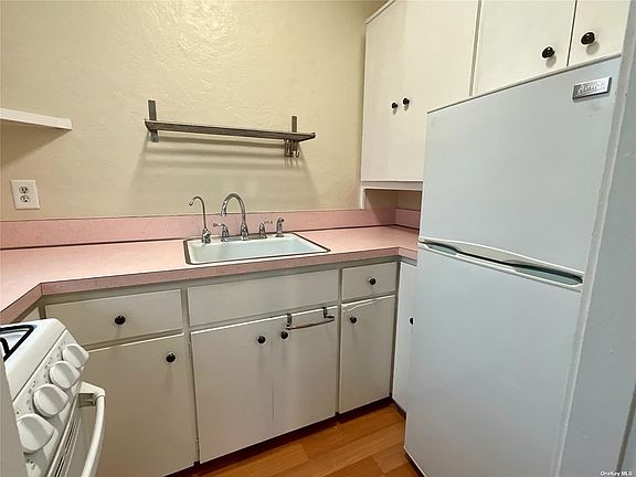 4th image of 15 Greeley Ave