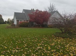 141 Lakeshore Dr, Clarkston, MI 48348