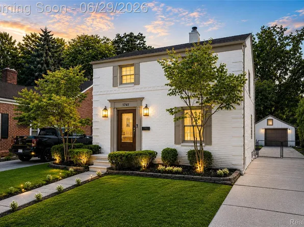 1741 Brys Dr, Grosse Pointe Woods, MI 48236