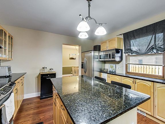 3rd image of 814 W Campbell St