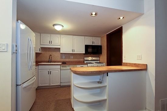 3rd image of 10429 S Massasoit Ave