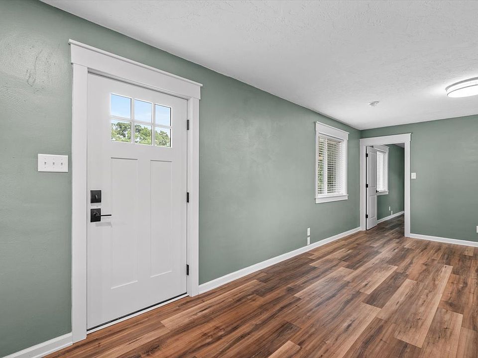 Entry/Living Room