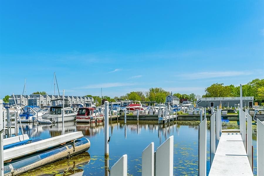 1st image of 15 Harbor Isle Dr