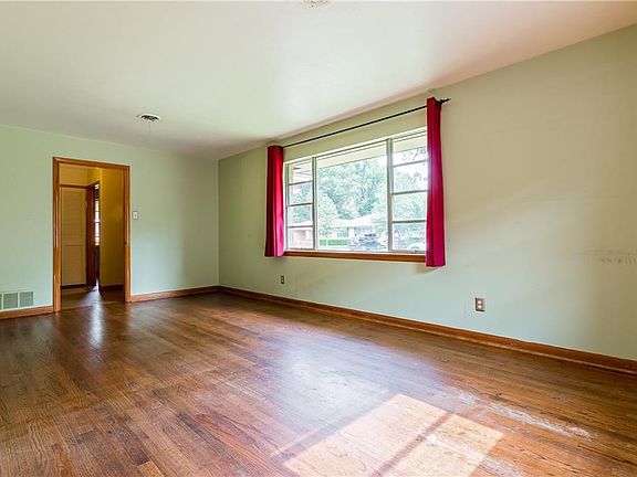 3rd image of 2515 Searcy Dr
