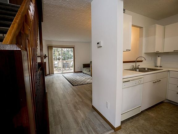 3rd image of 1679 Blackhorse Ln
