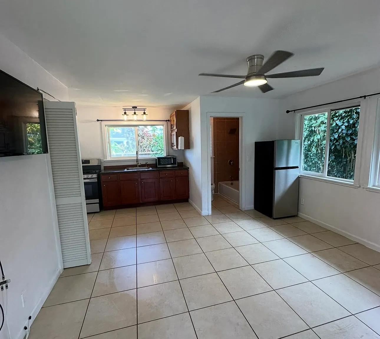 Studio, 350 sqft, $2,400 — Photo 3