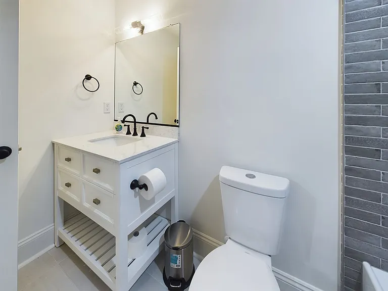 2515 E Franklin St — Photo 17