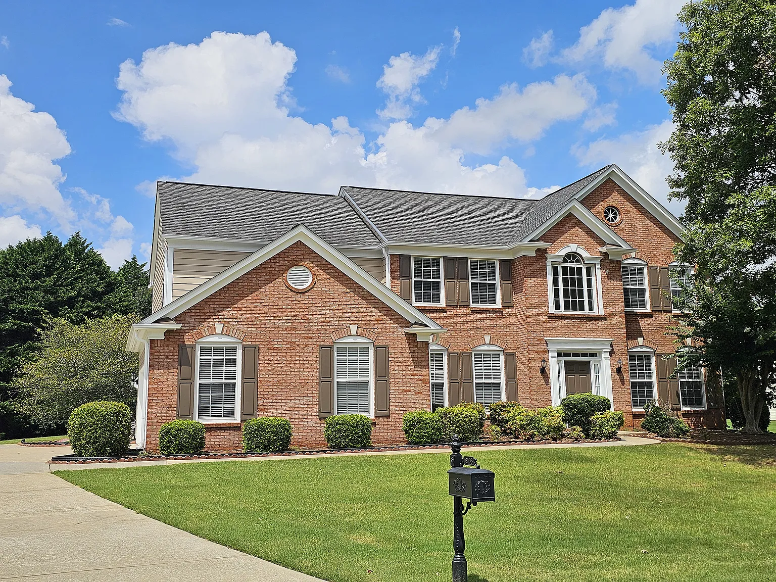 4 bed, 2.5 bath, 2816 sqft, $3,200 — Photo 2