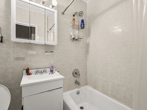 5th image of 419 E 87th St #1D