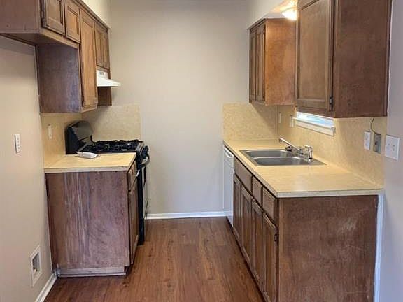 5th image of 1007 Country Aire Dr #B