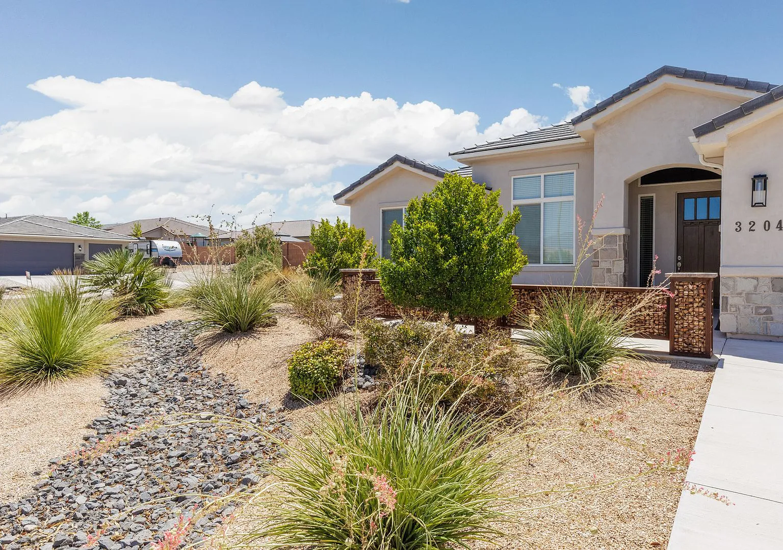 Custom 4 bedroom Single Story. Crimson Cliffs boundaries. — Photo 4