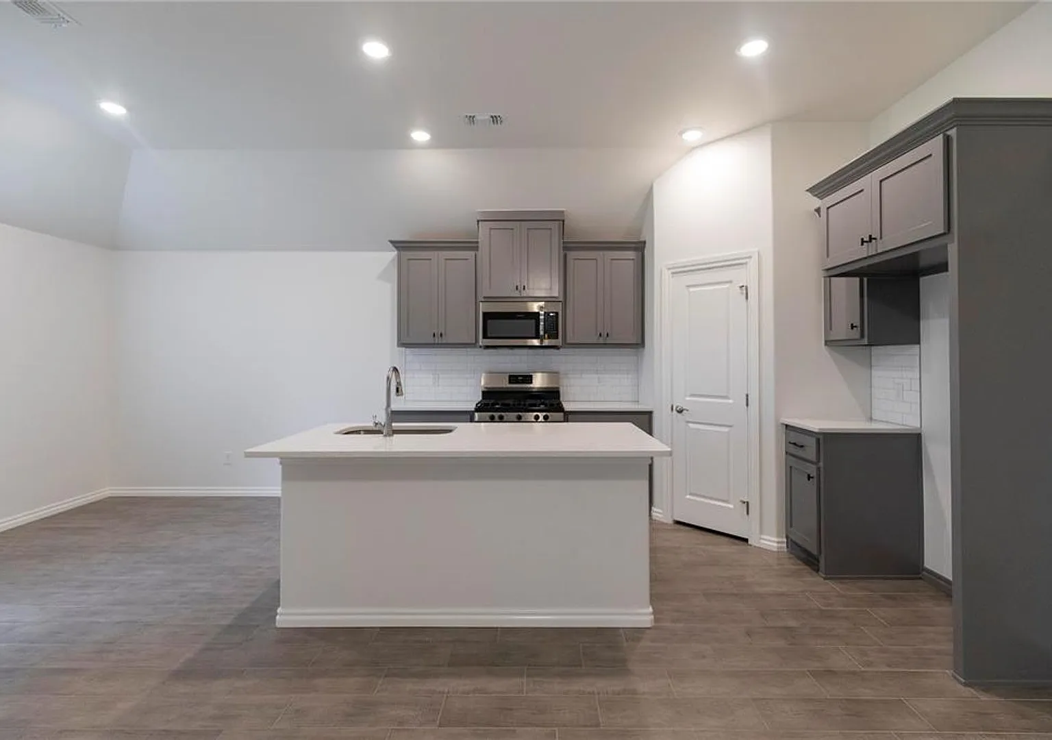 Beautiful 4 Bedroom 2 Bathroom Home in Cedar Lane Community with Storm Shelter (Neighborhood Pool... — Photo 4