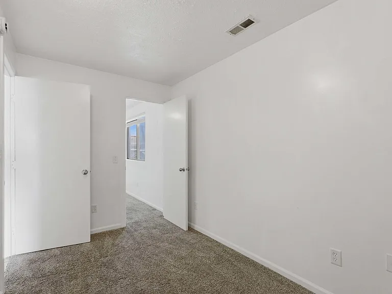 607 S Main St — Photo 11
