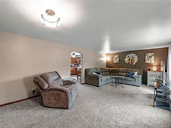 3rd image of 601 Vine St
