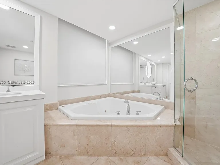5801 Collins Ave #700 — Photo 23