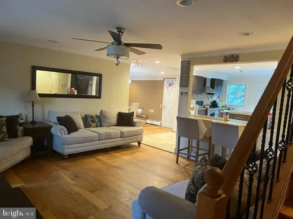 27 Viking Ln, Levittown, PA 19054