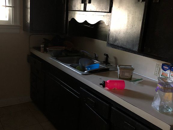 4th image of 596 Lawton Ave