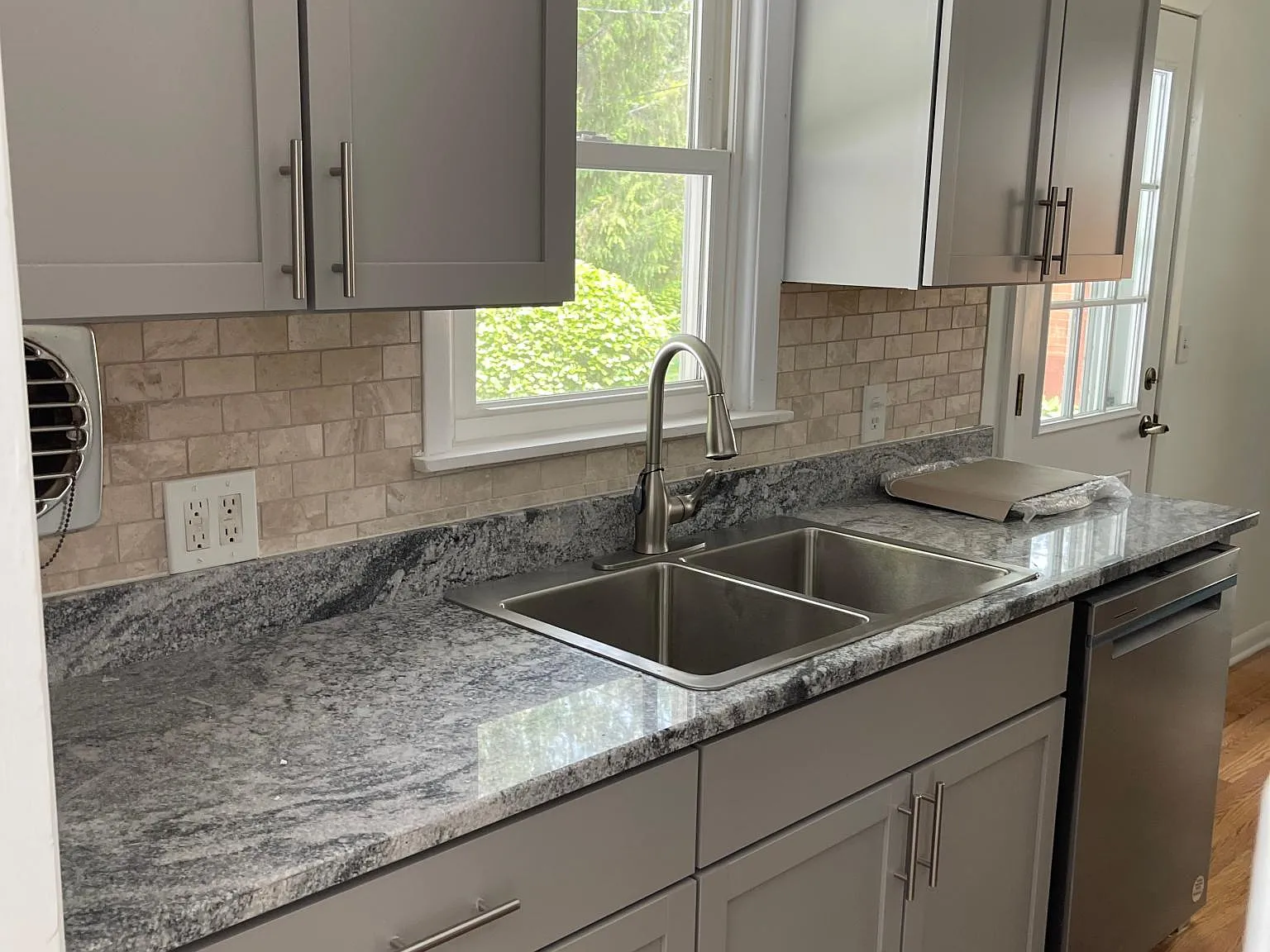 3 bed, 1204 sqft, $2,600 — Photo 3