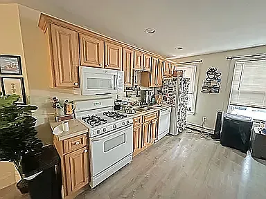428 E 3rd St #1 — Photo 8